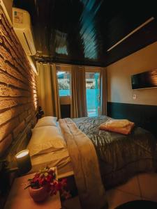 1 dormitorio con 1 cama en una habitación con ventana en Blue, en Igrejinha