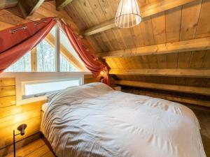 un dormitorio en una casa del árbol con una cama en ella en Scilla, en Soesterberg