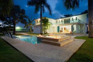 una casa grande con piscina frente a ella en Manati World Point Inn, en Manatí