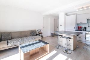 - un salon avec un canapé et une table dans l'établissement Coté Jourdil furnished flat, à Annecy