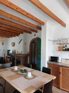 une salle à manger avec une table et une cuisine dans l'établissement Villa Competa, à Cómpeta