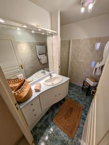 baño con lavabo y espejo grande en La Cinematheque, Millau en Millau