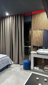 una camera con letto, lavandino e vasca di Hotel El Pamas a Mugnano di Napoli