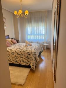 a bedroom with a bed and a window at Habitaciones De Lujo Con Hermosas Vistas A La Cuidad in Burgos