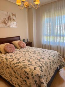 a bedroom with a bed with pillows and a window at Habitaciones De Lujo Con Hermosas Vistas A La Cuidad in Burgos