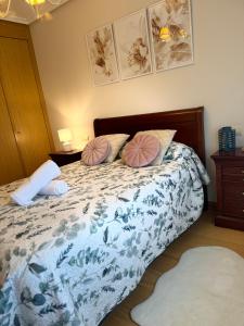 a bedroom with a bed with pillows on it at Habitaciones De Lujo Con Hermosas Vistas A La Cuidad in Burgos