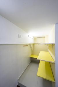 uma cozinha vazia com armários amarelos e brancos em 46 LOFT TRIPLO · Mini apartamento em Metrô Jabaquara e EXPO em São Paulo