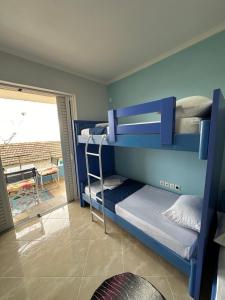 Pokój z 2 łóżkami piętrowymi i balkonem w obiekcie Selami Sea View Apartments w mieście Lukova