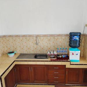 encimera de cocina con fregadero y batidora en SAMAWA FAMILY House en Banyuwangi