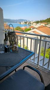 einen Tisch auf einem Balkon mit einem Korb darauf in der Unterkunft Apartman Ivana in Klek