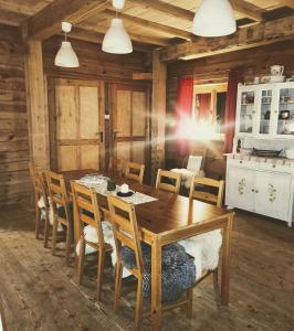 jadalnia z drewnianym stołem i krzesłami w obiekcie Siedlisko Muchówka w mieście Ciężkowice