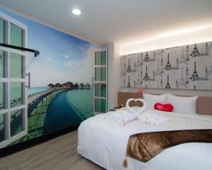 a bedroom with a bed and a view of a pier at Hsinchu 101 Inn in Hsinchu City