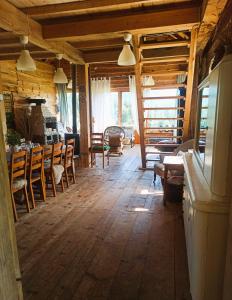 - un salon avec une table et des chaises dans une cabine dans l'établissement Siedlisko Muchówka, à Ciężkowice