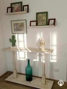 uma prateleira com um vaso e um cacto nela em La Casa sul Poggio-Valle d'Itria em Alberobello