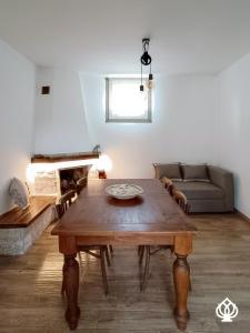 uma sala de estar com uma mesa de madeira e um sofá em La Casa sul Poggio-Valle d'Itria em Alberobello mais 17 fotografias