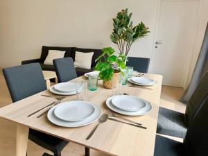 A restaurant or other place to eat at Modern 85 m2 Apartment with Free Parking