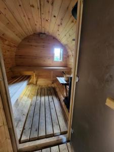 een raam met uitzicht op een houten huisje bij Red Cedar Chalet on Brady Lake in Hindon Hill
