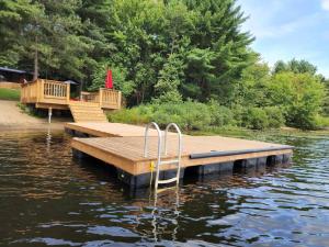 een dok in het midden van een waterlichaam bij Red Cedar Chalet on Brady Lake in Hindon Hill