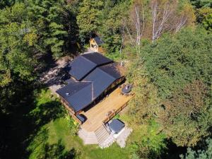 een luchtfoto van een huis in het bos bij Red Cedar Chalet on Brady Lake in Hindon Hill