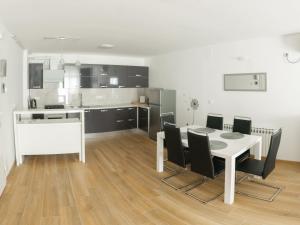 a kitchen and dining room with a table and chairs at Apartmani Jastreb 2 in Jastrebarsko