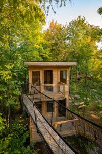 a tiny house in the middle of a forest at Les Refuges Perchés Mont-Tremblant in Saint-Faustin