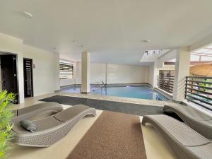 a large swimming pool with lounge chairs and a swimming pool at LB Pietz Pension House in Cordova