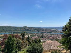 uitzicht op een stad met huizen en een rivier bij Mobile Home entre vignes et Rhône in Condrieu