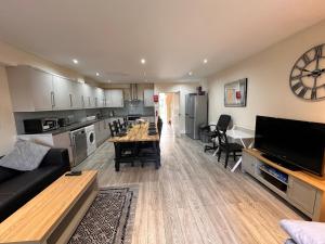 een keuken en een woonkamer met een bank en een tafel bij 5 Bed 5 Bath / Brick Lane Central London E1 in Londen