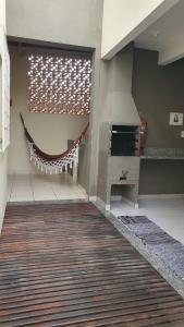 a room with a hammock in a room with a fireplace at Casa no centro com 4 quartos e ar condicionado in São João Batista do Glória
