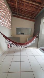 a hammock in the middle of a room at Casa no centro com 4 quartos e ar condicionado in São João Batista do Glória