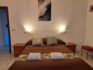 - une chambre avec un lit et des serviettes dans l'établissement Holidays at the Dock - Fiumicino, à Fiumicino