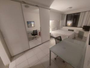 um quarto com uma cama, uma mesa e um espelho em Cobertura ideal pra família toda! no Rio de Janeiro