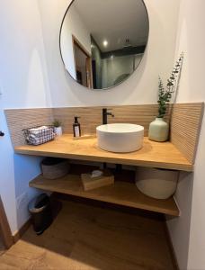 uma casa de banho com um lavatório e um espelho em Lodge Valbelle em Tourves
