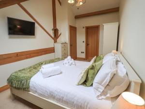 ein Schlafzimmer mit einem Bett mit Handtüchern darauf in der Unterkunft Yew Cottage in Backbarrow