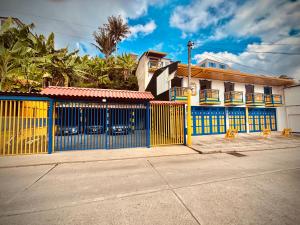 una puerta azul frente a un edificio en Hospedaje Camino Real a 150 MTS del centro, en Salento