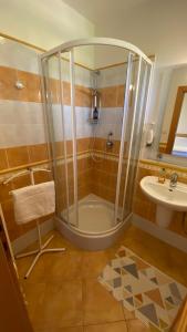 a bathroom with a shower and a sink at Útulná izba v dome pod lesom in Bojnice