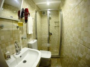 ein Bad mit einer Dusche, einem Waschbecken und einem WC in der Unterkunft Taksim Cihangir otel in Istanbul
