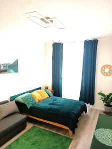 ein Schlafzimmer mit einem Bett und einem Sofa in der Unterkunft Family Apartment With kitchen Neunkirchen in Neunkirchen