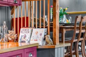 una mesa con algunos libros encima de una mesa en The Blue Anchor House - close to London, en Hertford