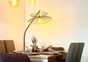 einen Tisch mit einer Lampe und Gläsern darauf in der Unterkunft T2 Le SunScène-Parking-Clim-Terrasses-Centre- CapitalChic Services in Cannes