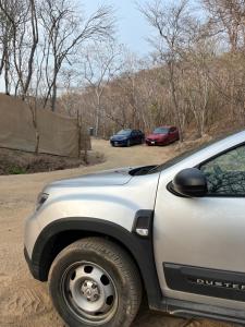 2 voitures sont garées sur un parking dans l'établissement Casa Xadani, à Cerro Largo