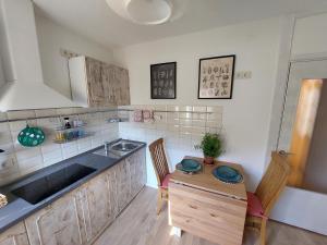 Dapur atau dapur kecil di Cozy apartment +11 gambar
