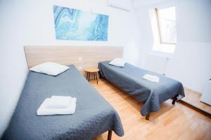 twee bedden in een kamer met twee handdoeken erop bij Staryi Krakiv in Lviv