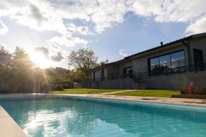 una piscina di fronte a una casa di Villa Confortable en Ardèche a Vesseaux