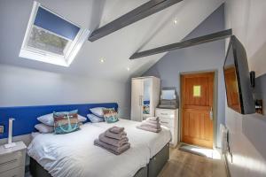 a bedroom with a bed with towels on it at Dundonald Landing Palms 1 in Oban