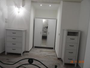A Casa di Lory في سينِغاليا: غرفة فارغة بها خزانتين ومرآة