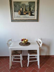 - une table blanche avec un bol de fruits dans l'établissement Mezzomonte Room, à Montauto