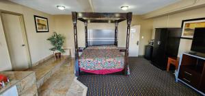 a bedroom with a canopy bed in a room at Town House Inn and Suites in Elmwood Park