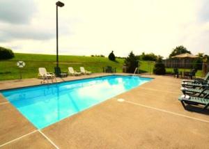 una grande piscina con sedie, tavoli e sedie di Clarion Pointe Abingdon I-81 near Fairgrounds ad Abingdon