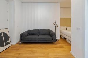 a living room with a couch and a bed at Setubal Seaside in Setúbal